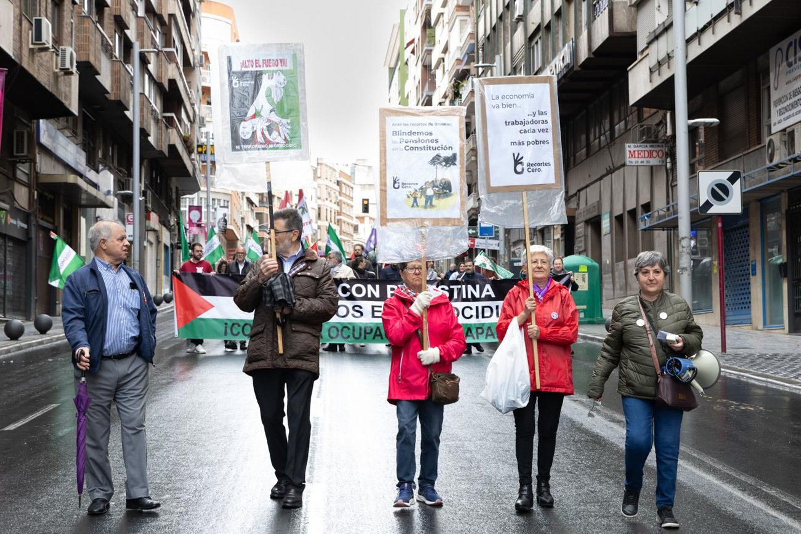 Unas 200 personas han participado en la manifestación por el Día del Trabajo.