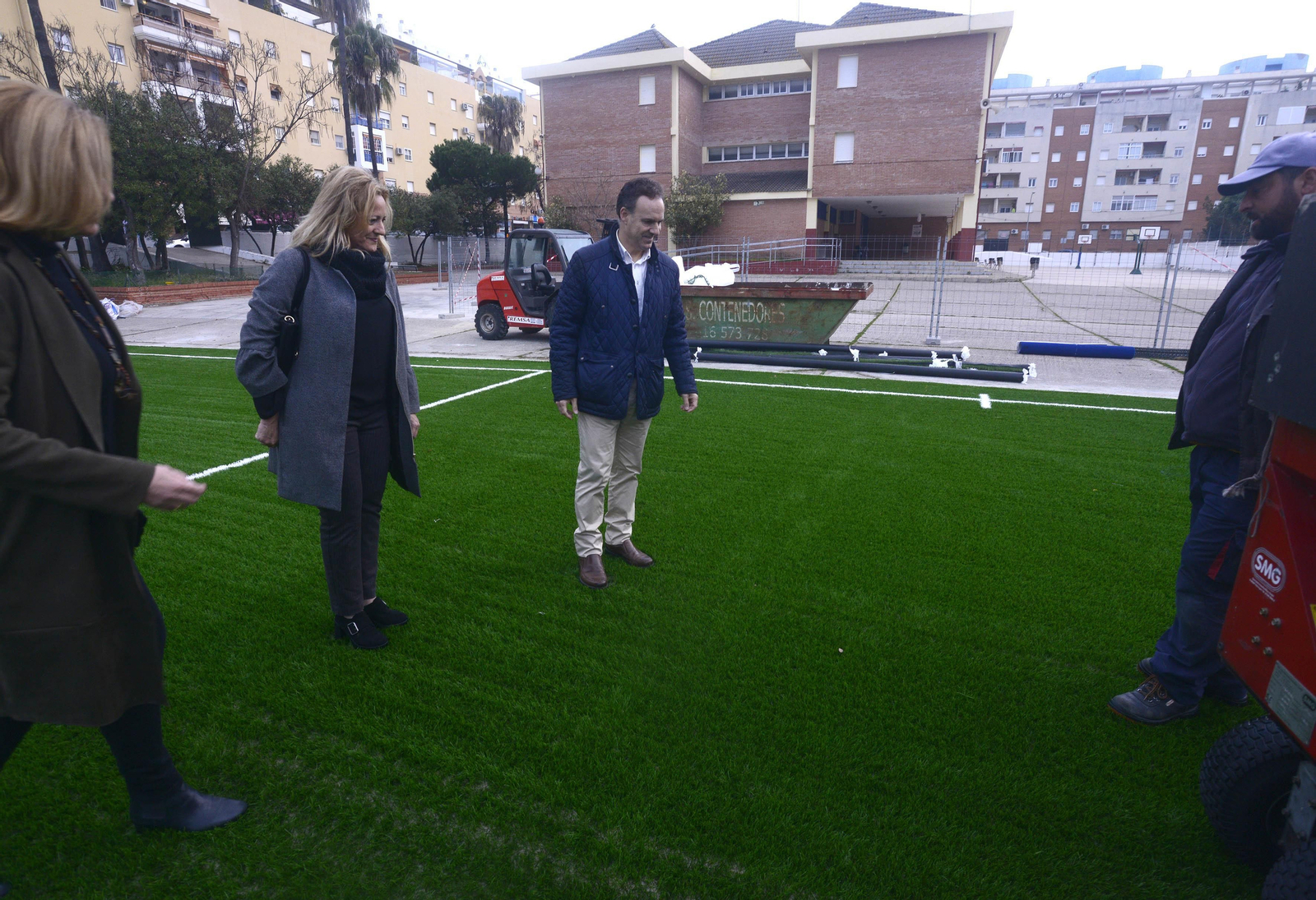En el centro David de la Encina junto a Ana María Arias (izda) en el colegio Pinar Hondo de El Puerto, duran una visita al nuevo campo de césped artificial.