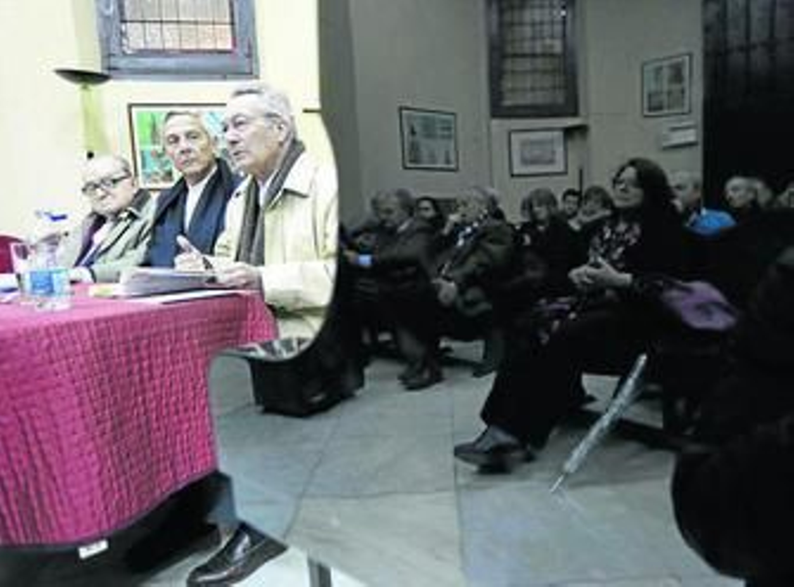 De izquierda a derecha, Julio García Casas, Justo Romero y Jacobo Cortines junto al piano y su reflejo.