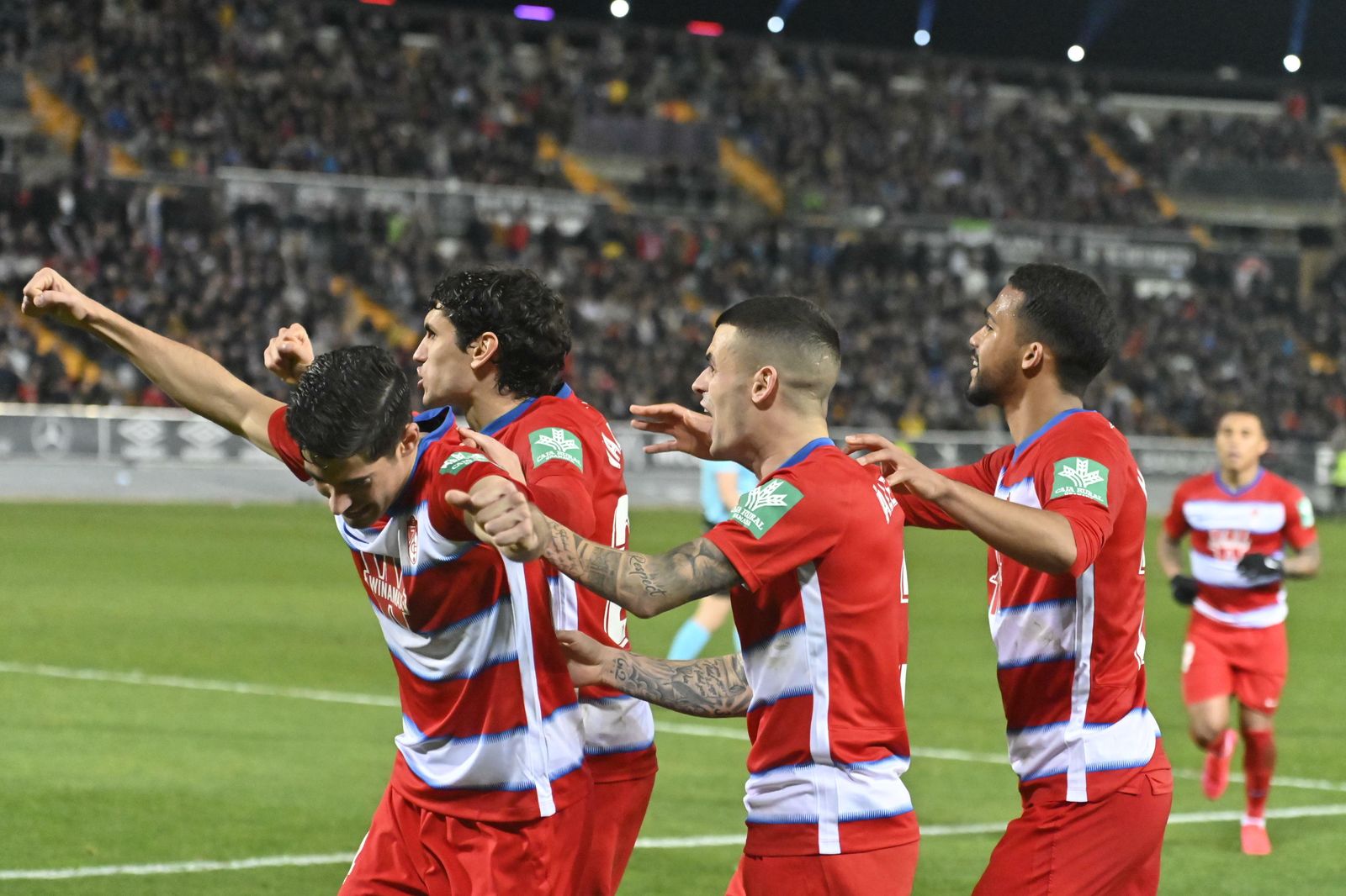 Álex Martínez, uno de los jugadores que fue a felicitar a Carlos Fernández por su decisivo gol en Badajoz