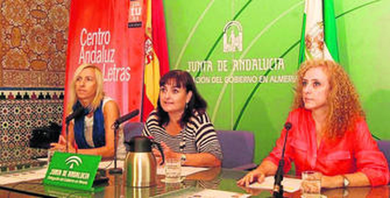La delegada de Cultura, Isabel Arévalo junto a Carmen Méndez y Mar de los Ríos.