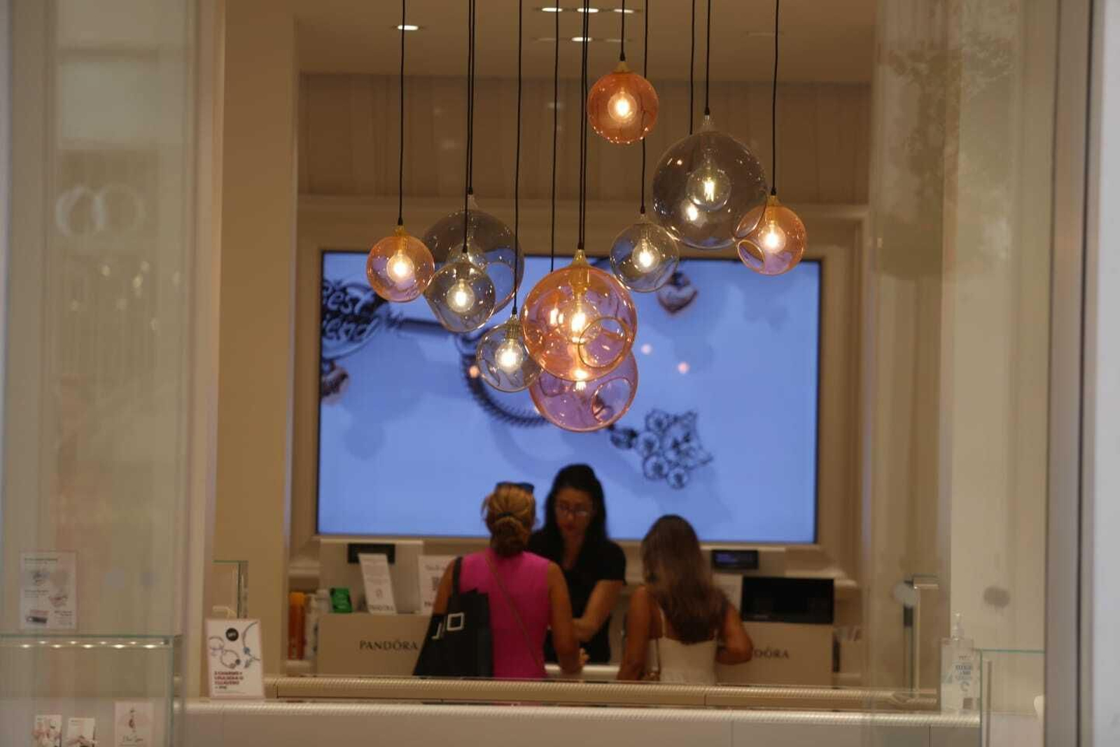 Fecoma insiste en que apagar los escaparates a las 22:00 h va a crear una imagen “desangelada de la calle Larios”