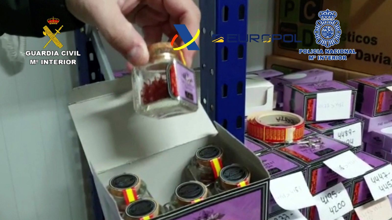 Un agente muestra un bote con azafrán iraní que una banda vendía como español.