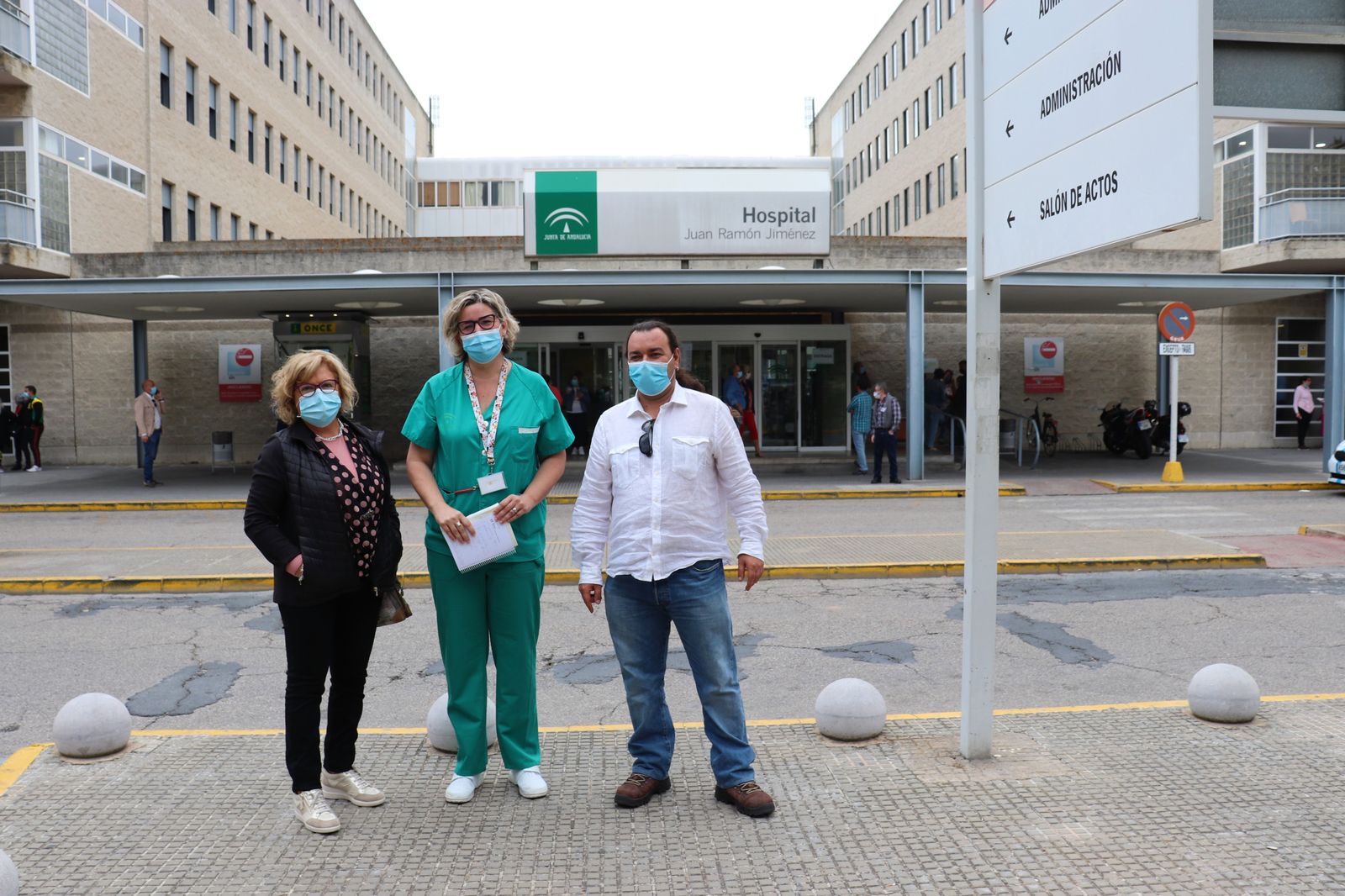 Francisco Peña Rodríguez junto a Luisa Cruz y su enfermera en el Hospital Juan Ramón Jiménez.