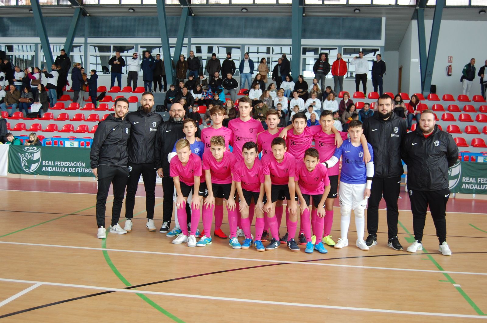 Plantilla de jugadores y técnicos del combinado infantil de fútbol sala de Córdoba.
