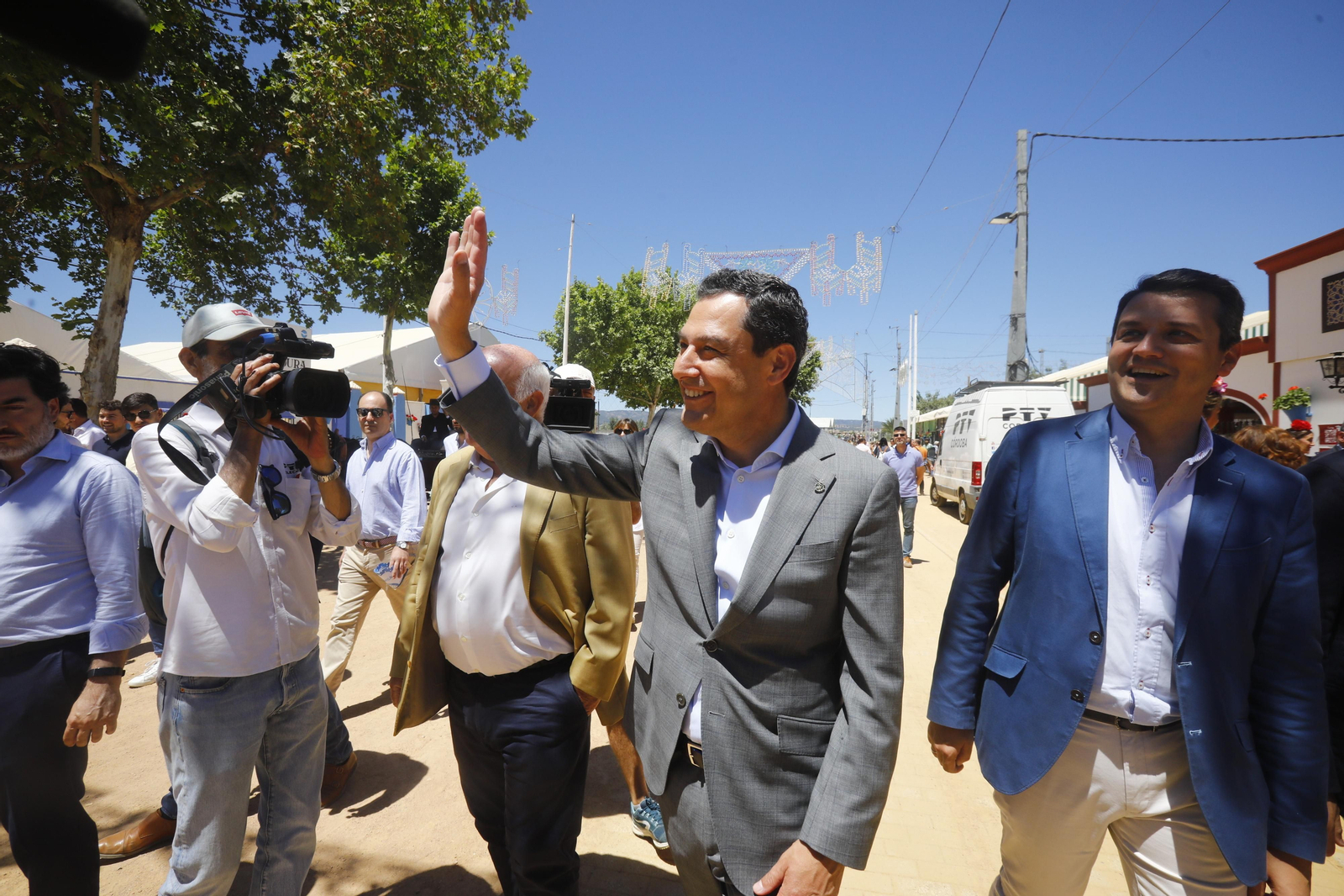 La visita de Juanma Moreno a la Feria de Córdoba, en imágenes