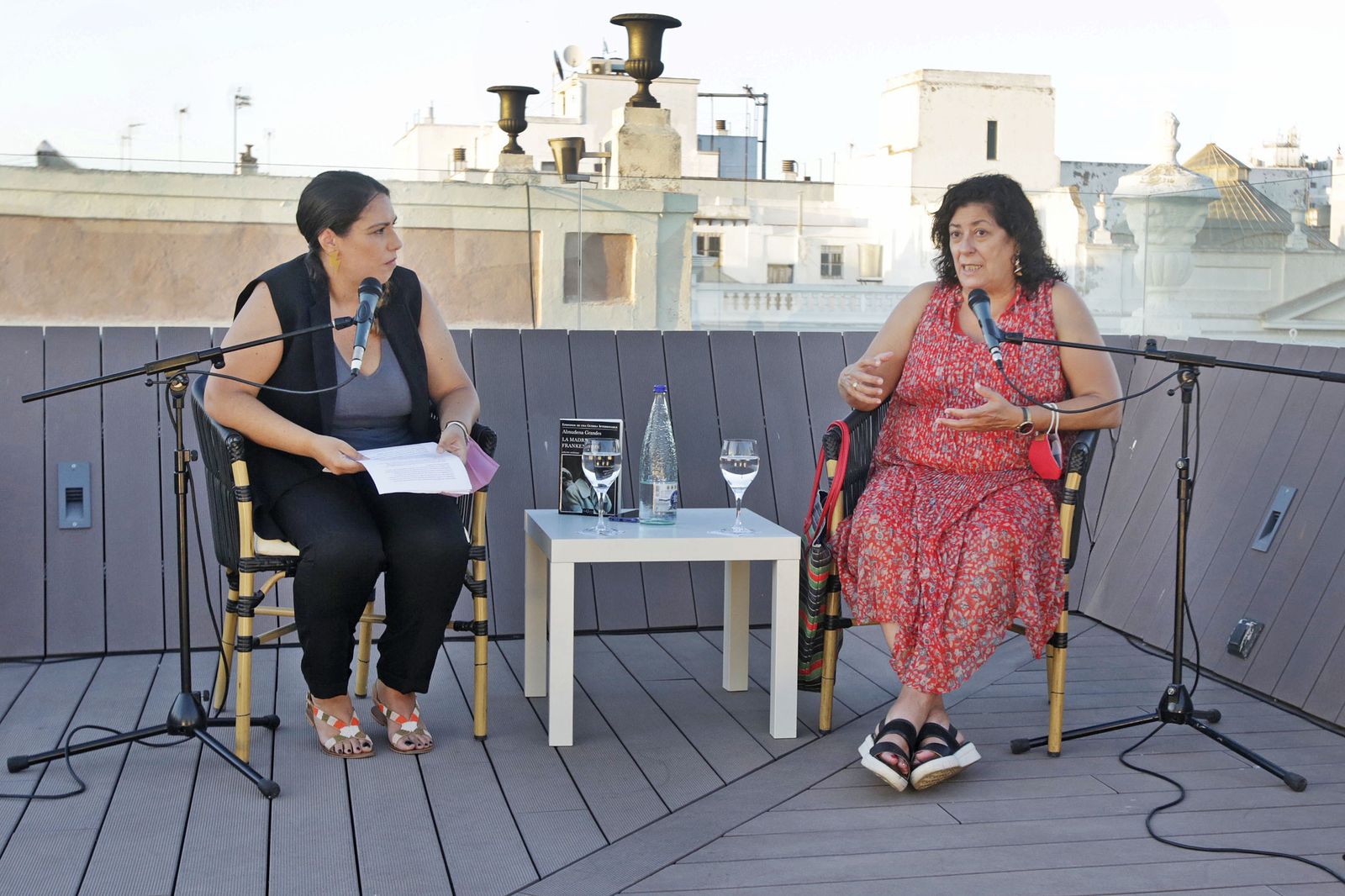 Almudena Grandes, acompañada de la periodista Tamara García, en un acto en la Fundación Cajasol de Cádiz.