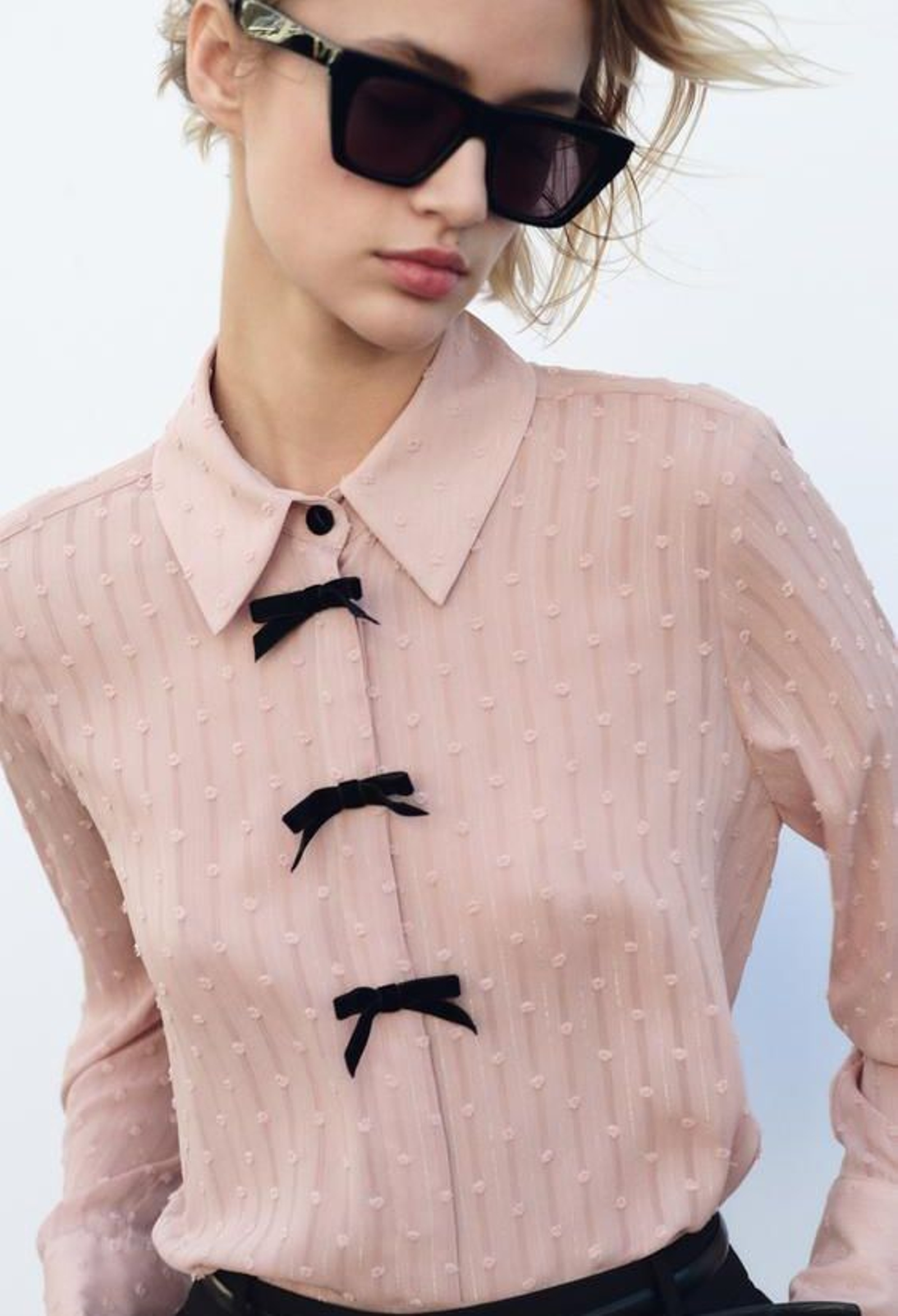 Blusa rosa con lazada de Zara.