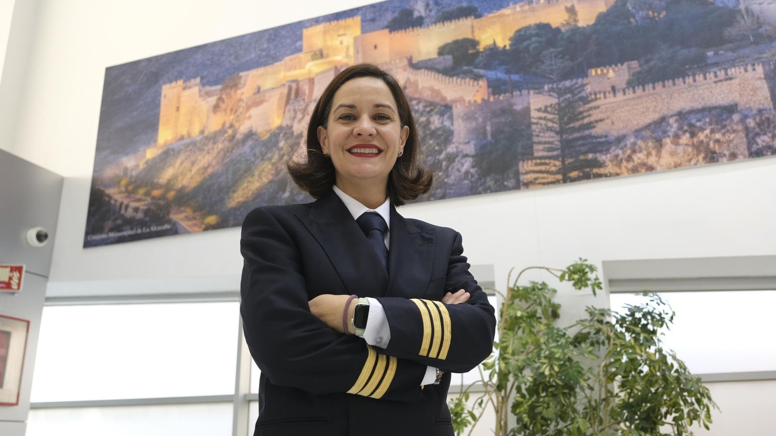 La primer oficial Navarro, bajo el mural con la Alcazaba en el aeropuerto almeriense