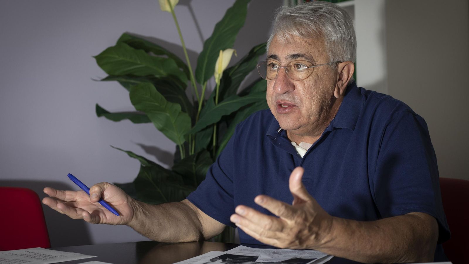 El secretario general de CCOO Granada se explica durante la entrevista.