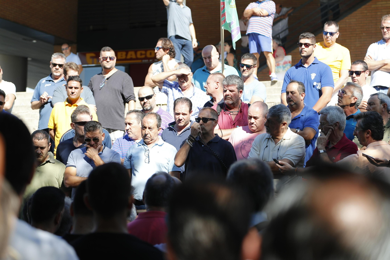 Imágenes de la asamblea de los taxistas de Sevilla en Santa Justa
