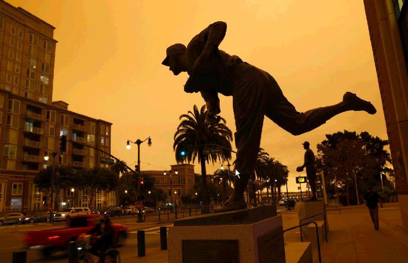 Las imágenes del cielo de San Francisco teñido de rojo por los incendios de California