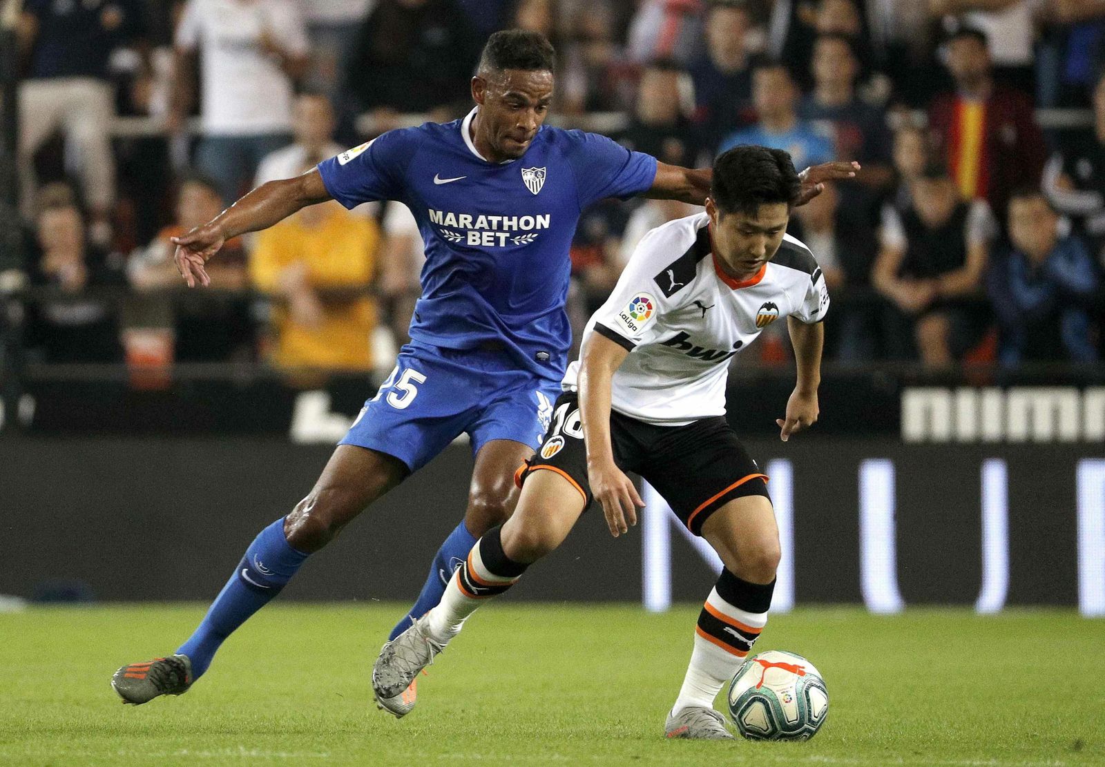 Fernando pugna con Kang In Lee el miércoles en Mestalla.