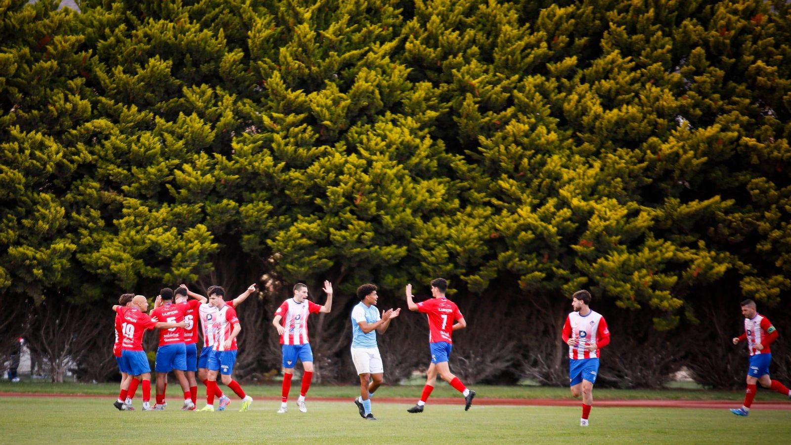Los rojiblancos celebran el tanto de Pablo Checa mientras el centrocampista pide perdón a la que fuera su afición.