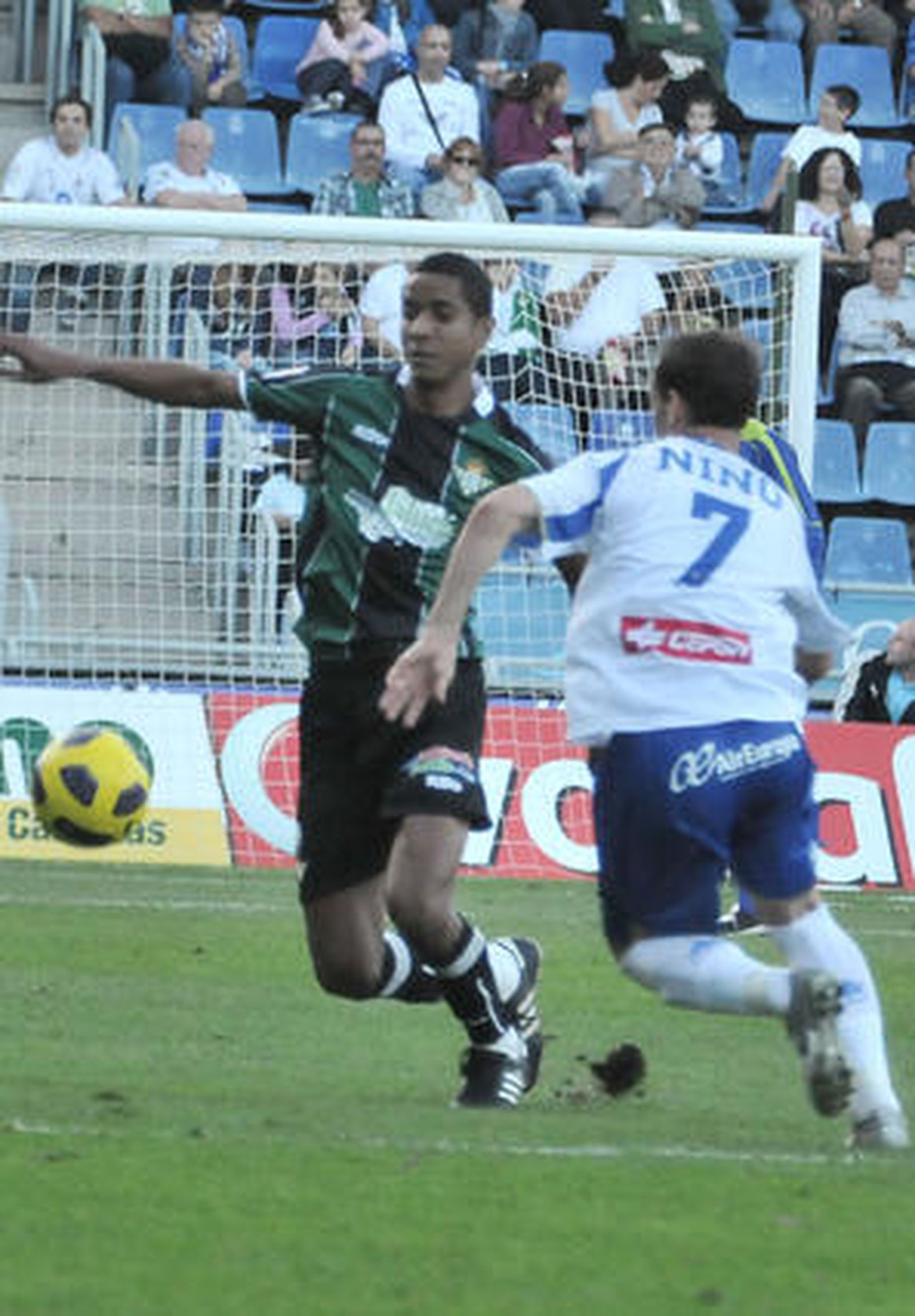 El Betis gana con claridad en su vista al Tenerife (0-3). / LOF
