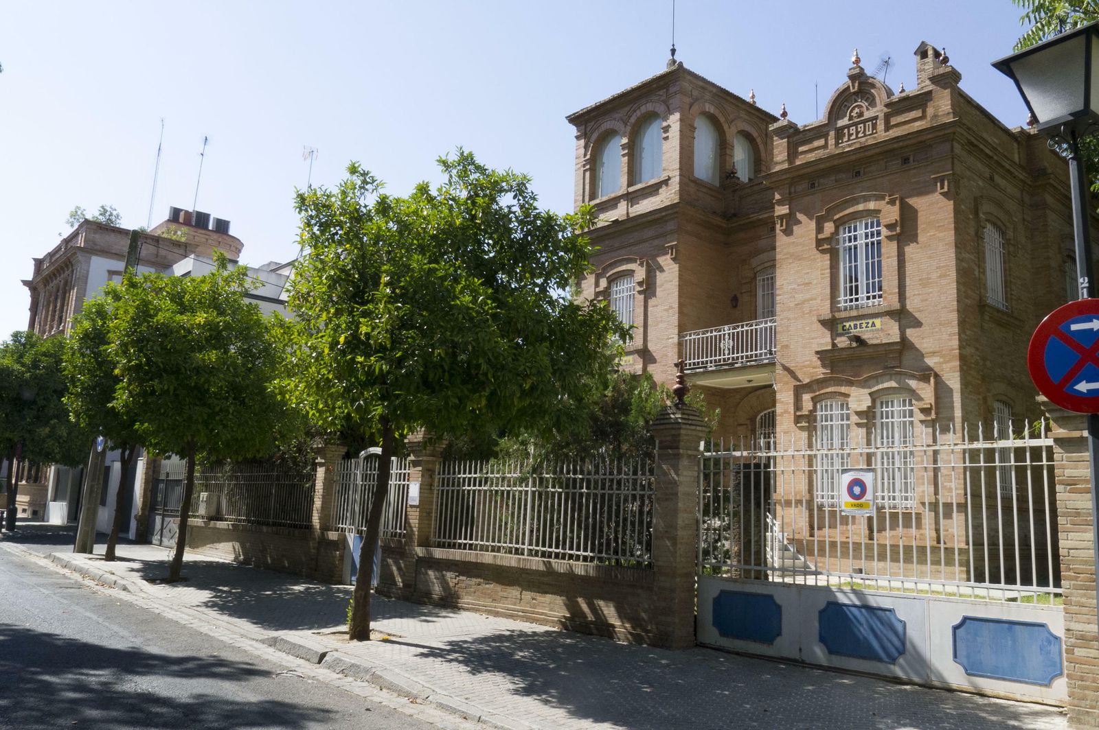 El inmueble regionalista se encuentra en el número 35 de la calle Cristo de la Sed.