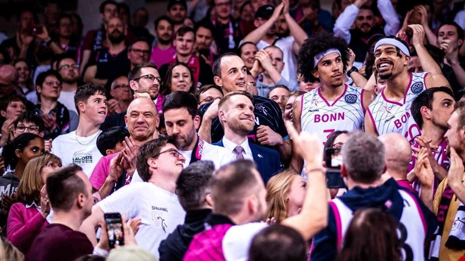 Tuomas Iisalo, junto a jugadores y aficionados