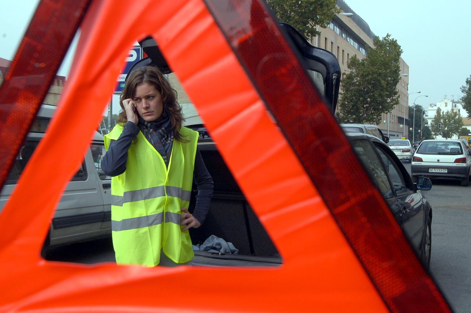 Si te vas a bajar del coche, nunca olvides ponerte el chaleco reflectante