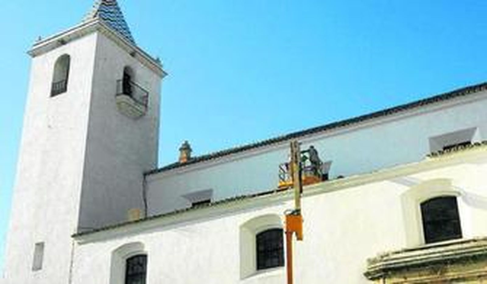 Operarios de una constructora ultimaban ayer los primeros trabajos en la cubierta de la Prioral tras su desplome.