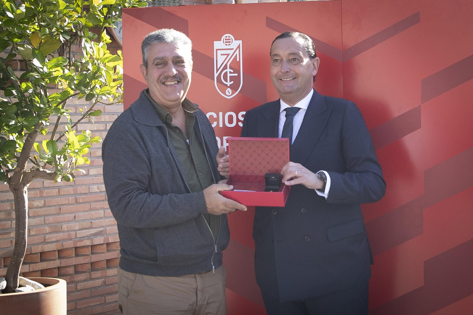 La entrega de insignias del Granada a sus abonados, en imágenes