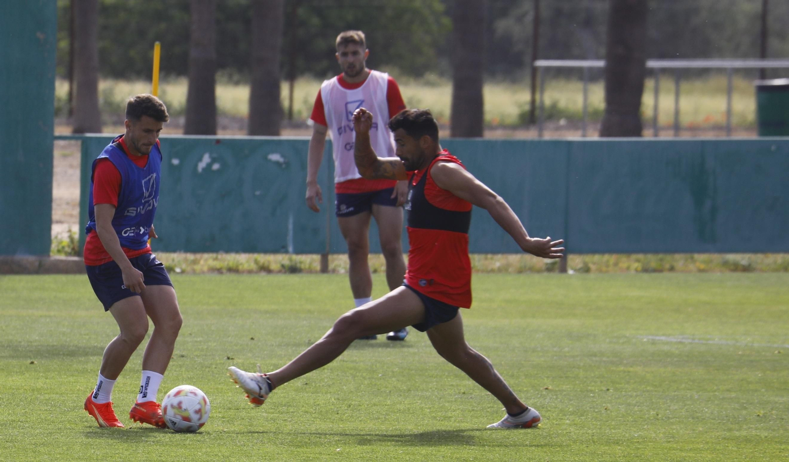 Alberto Jiménez presiona a Ekaitz Jiménez durante la sesión de este miércoles.