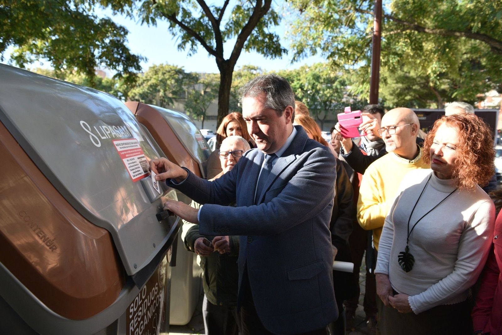 Uno de los primeros contenedores con lector de tarjeta instalado en Sevilla.