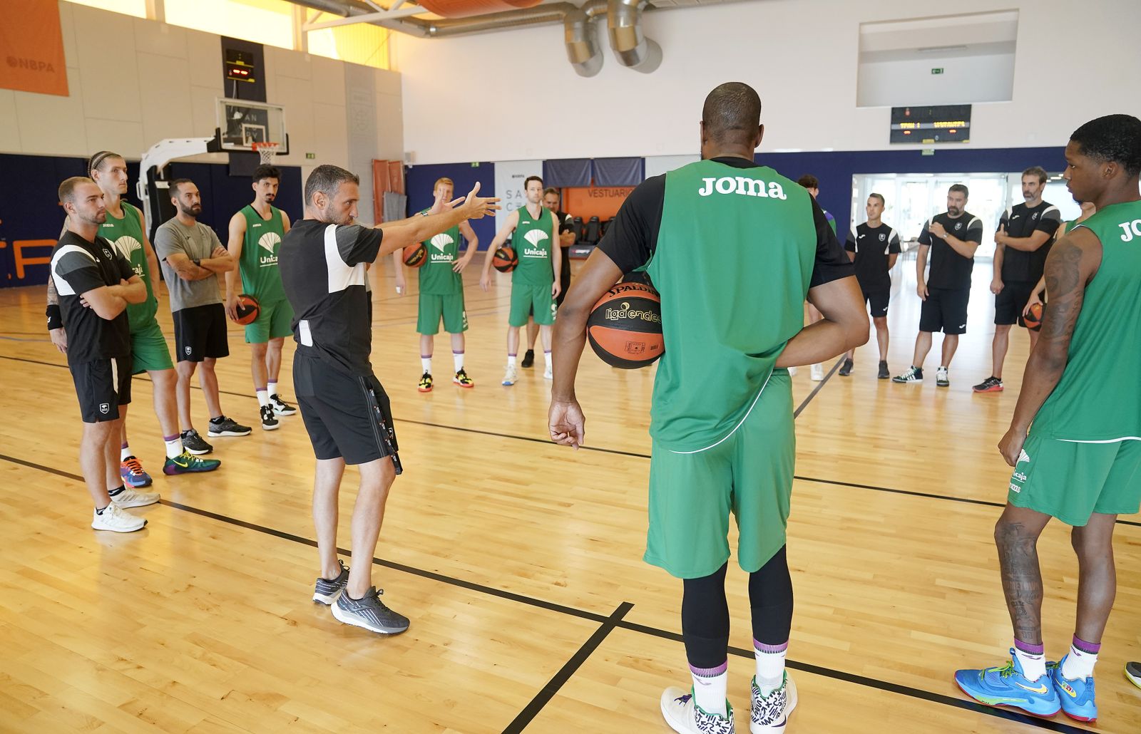 Ibon Navarro da instrucciones en The Embassy.