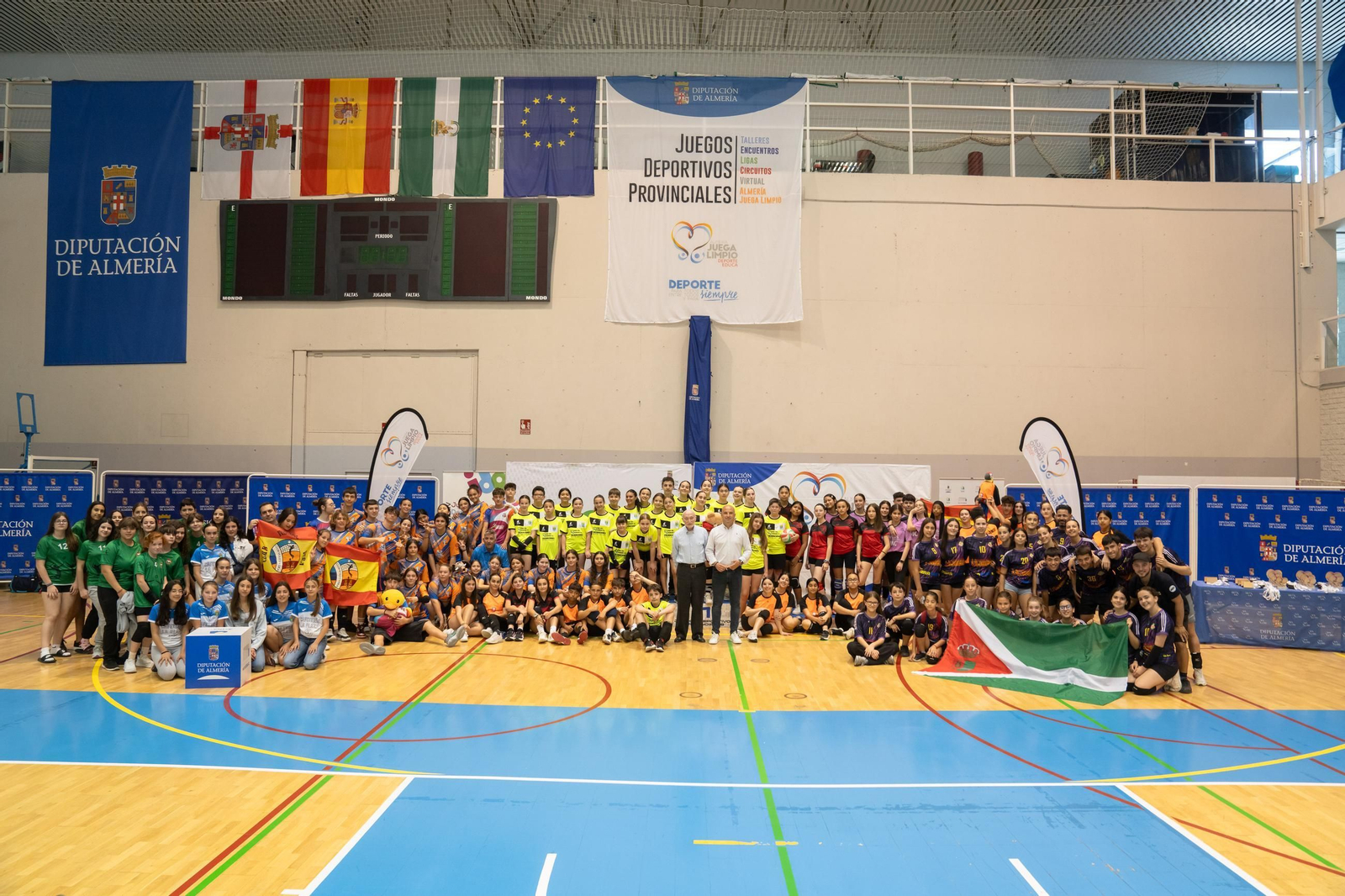 Foto de familia con los distintos equipos participantes durante el acto de clausura de la competición celebrado en el Moisés Ruiz. Foto de familia con los distintos equipos participantes durante el acto de clausura de la competición celebrado en el Moisés Ruiz.