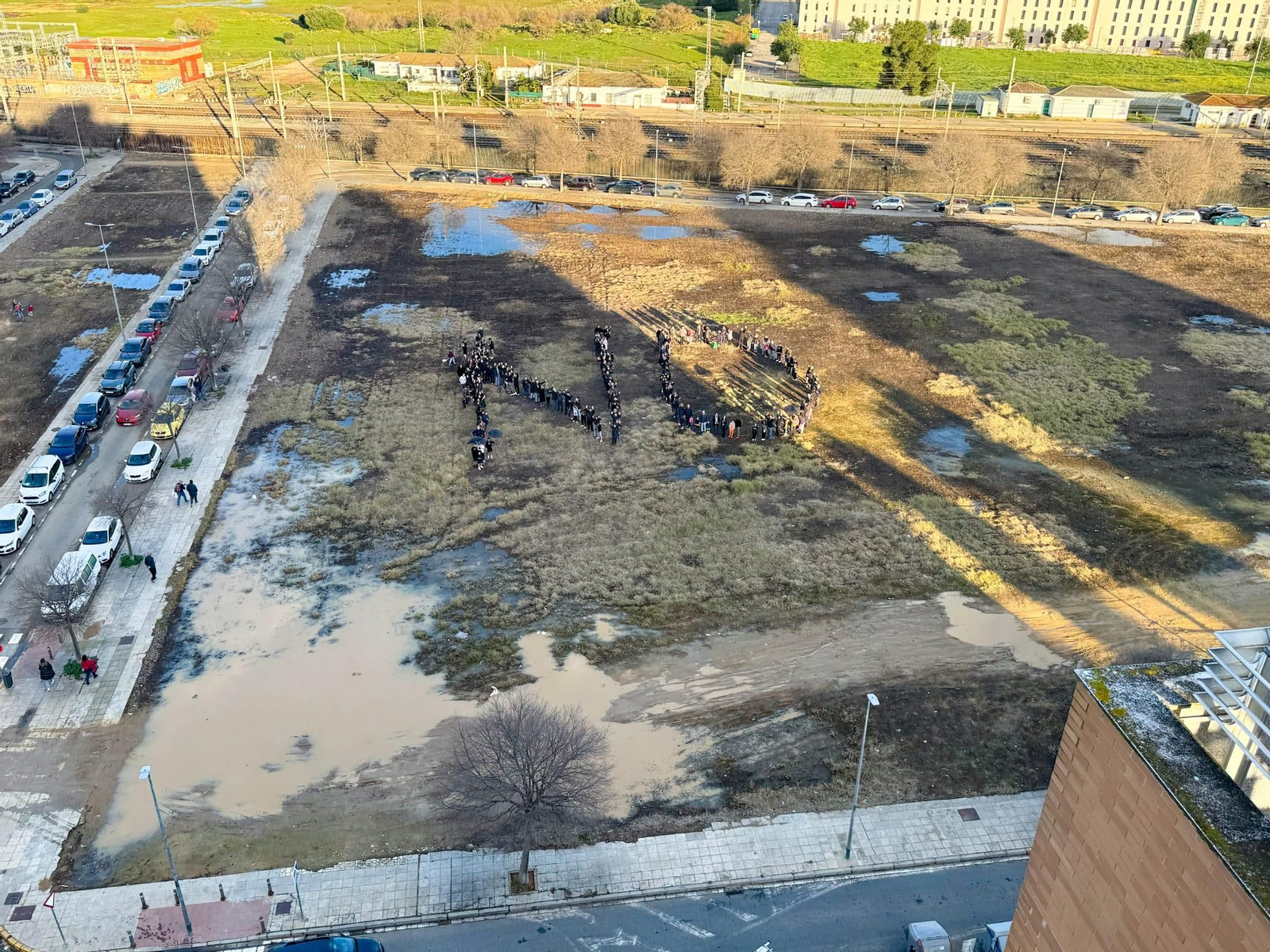 Más de un centenar de vecinos formaron la palabra "no" en el solar de Jardines de Hércules
