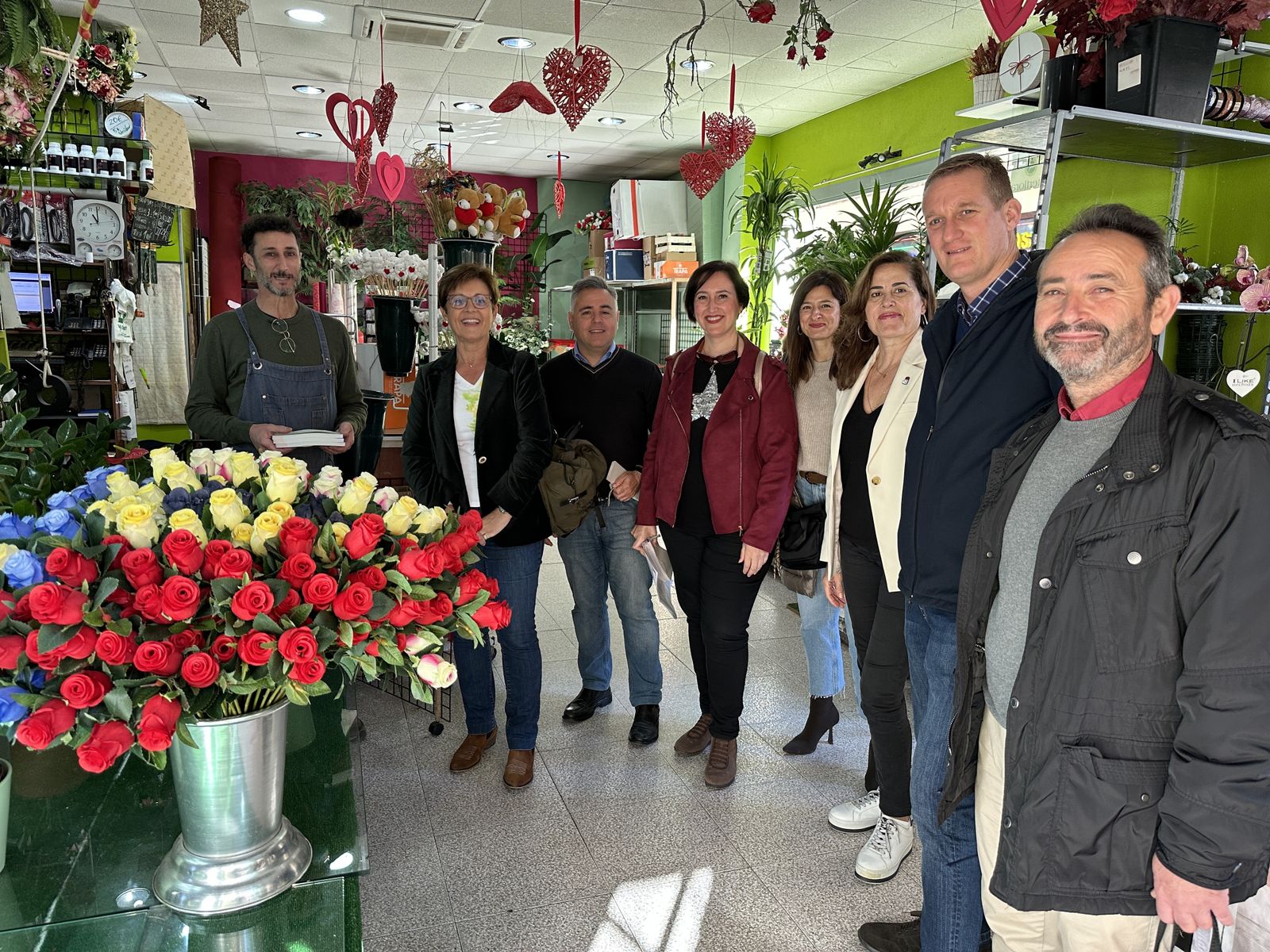 Los concejales del PSOE en una floristería de Almería
