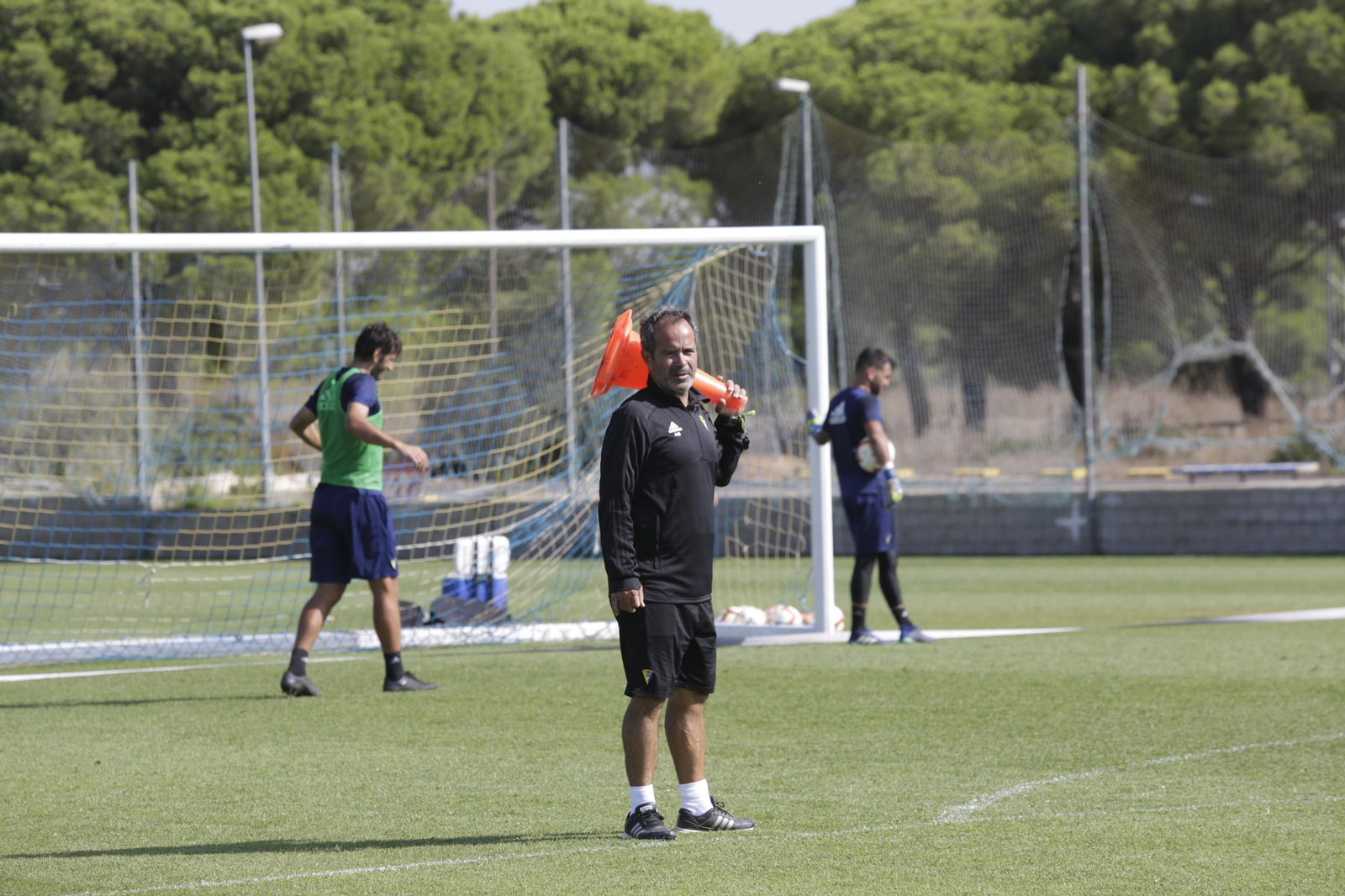 Álvaro Cervera sostiene un cono durante una sesión de entrenamiento en El Rosal.