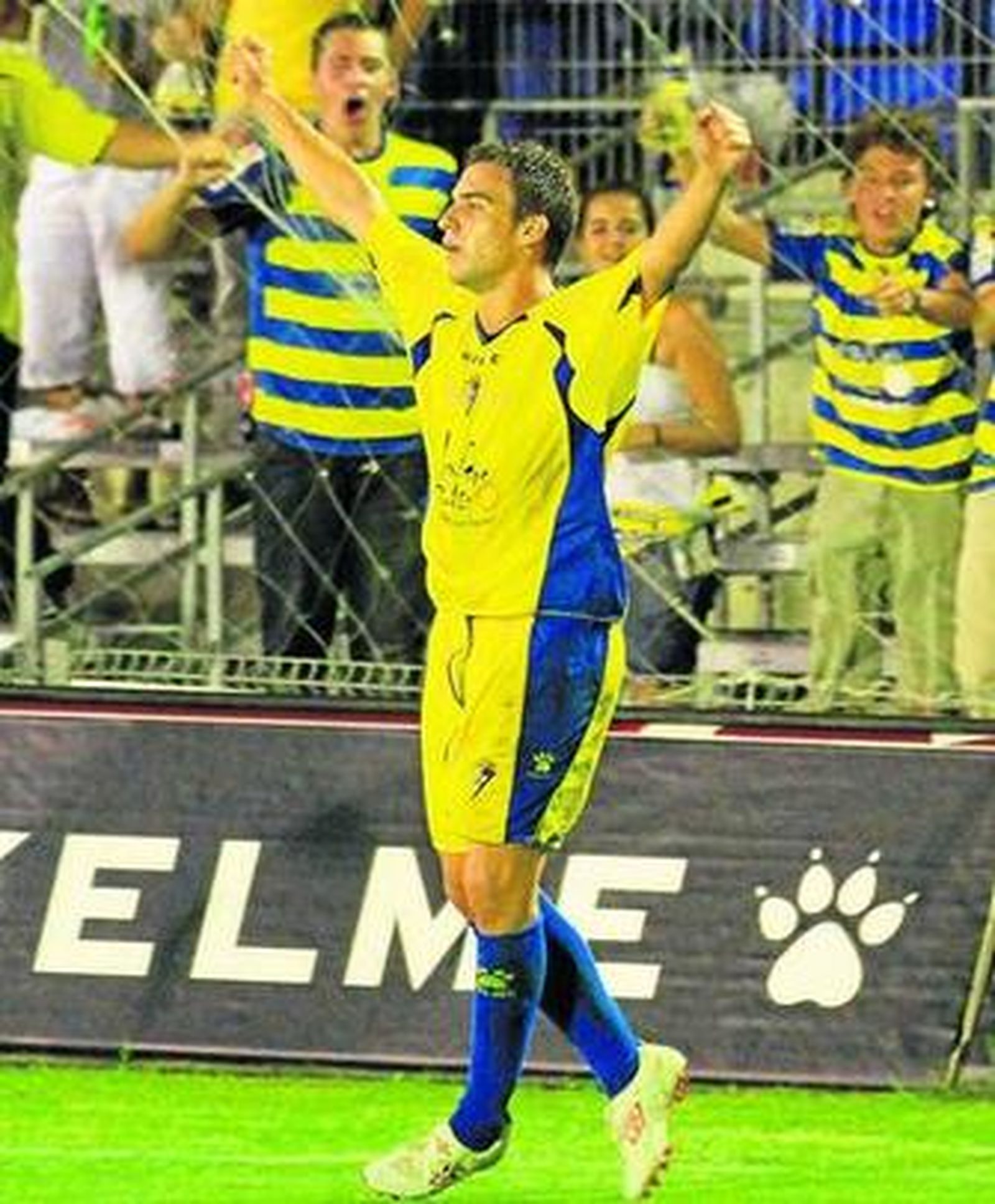 Fran Cortés levanta los brazos para celebrar su gol al Yeclano.