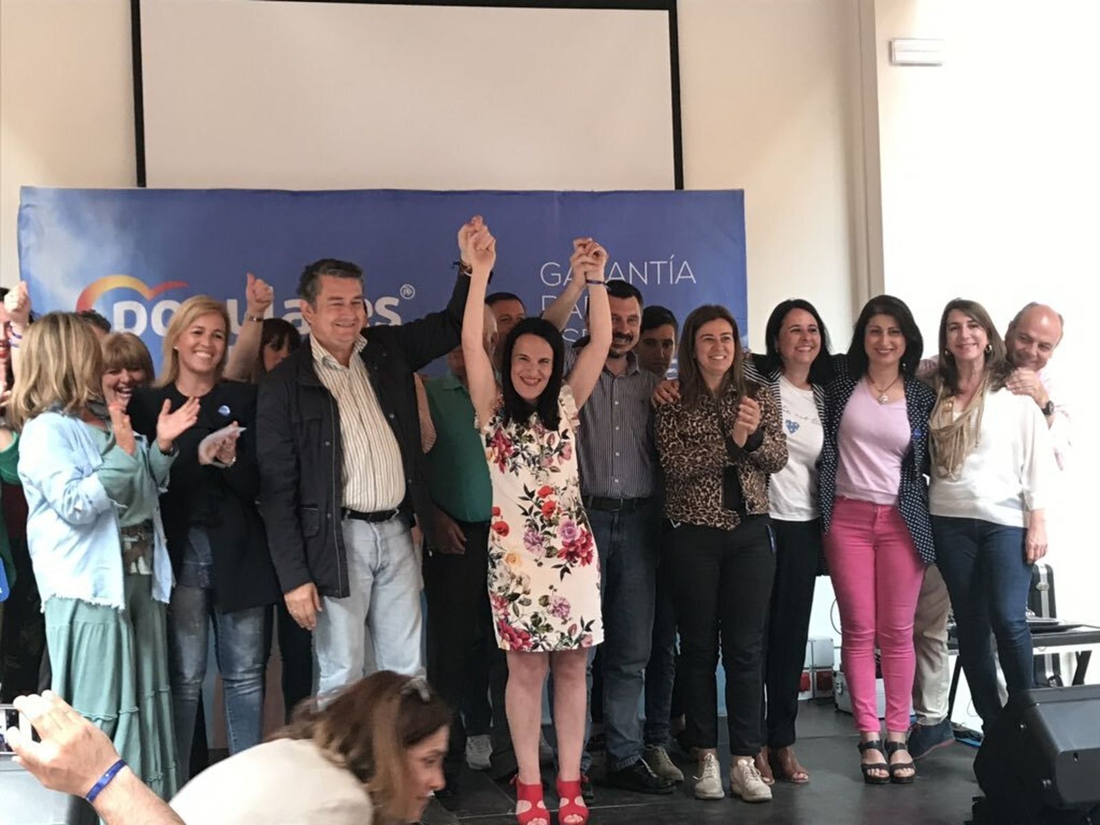 Antonio Sanz levanta la mano de Pilar Lobato en Castellar.