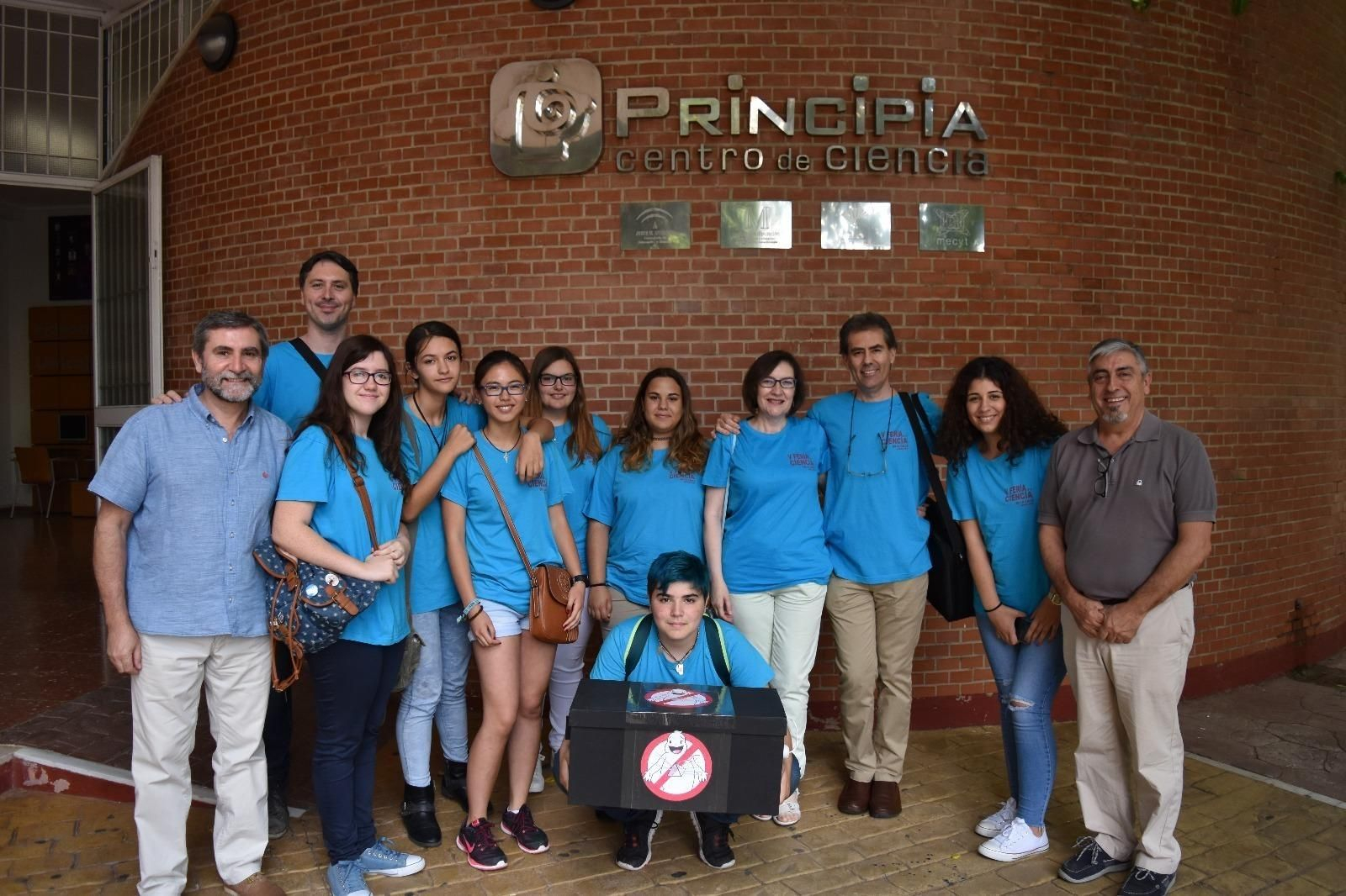 Alumnos y profesores que han participado en el proyecto galardonado. Alumnos y profesores que han participado en el proyecto galardonado.
