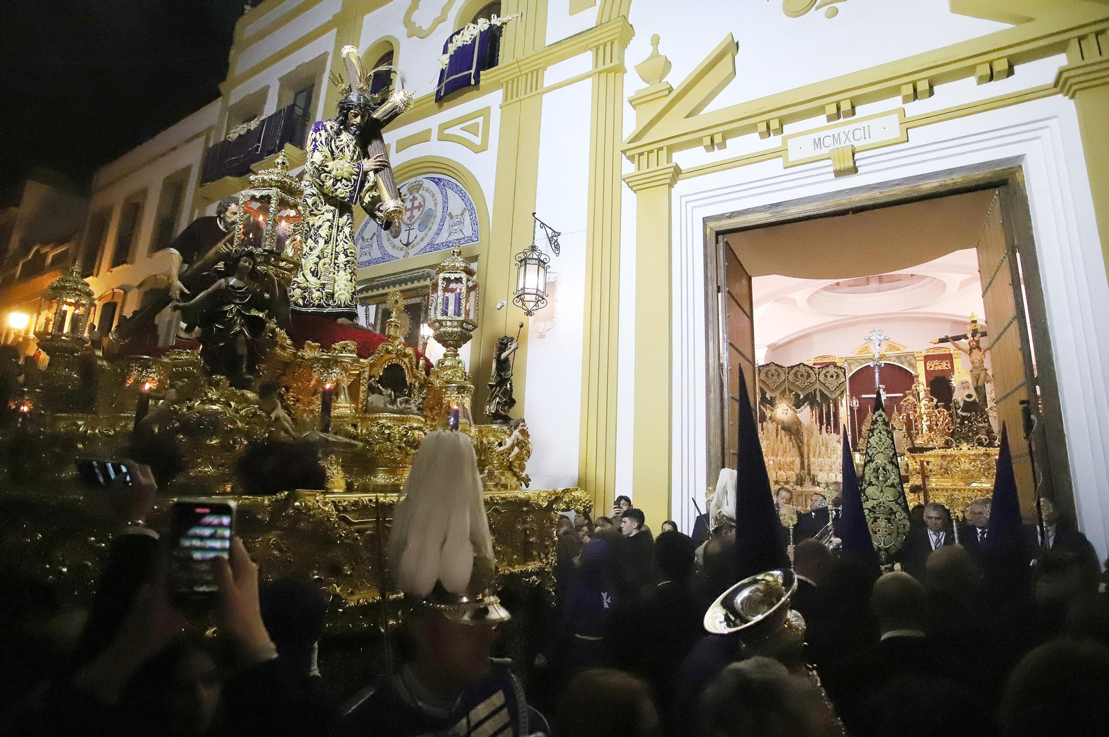 La Hermandad El Nazareno en la madrugá de la Semana Santa de Huelva 2023, en imágenes