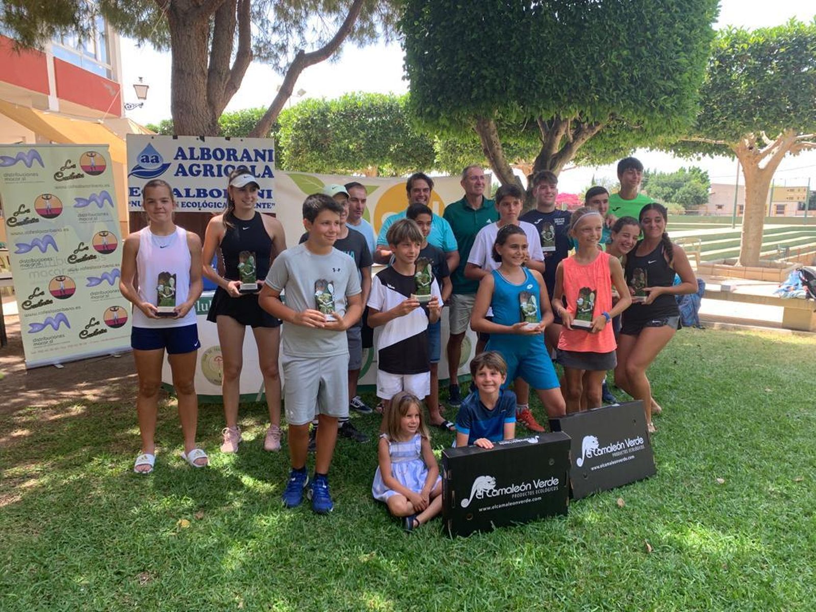 Los ganadores del torneo "La Caribeña/Mesón el 21" posan con sus premios.
