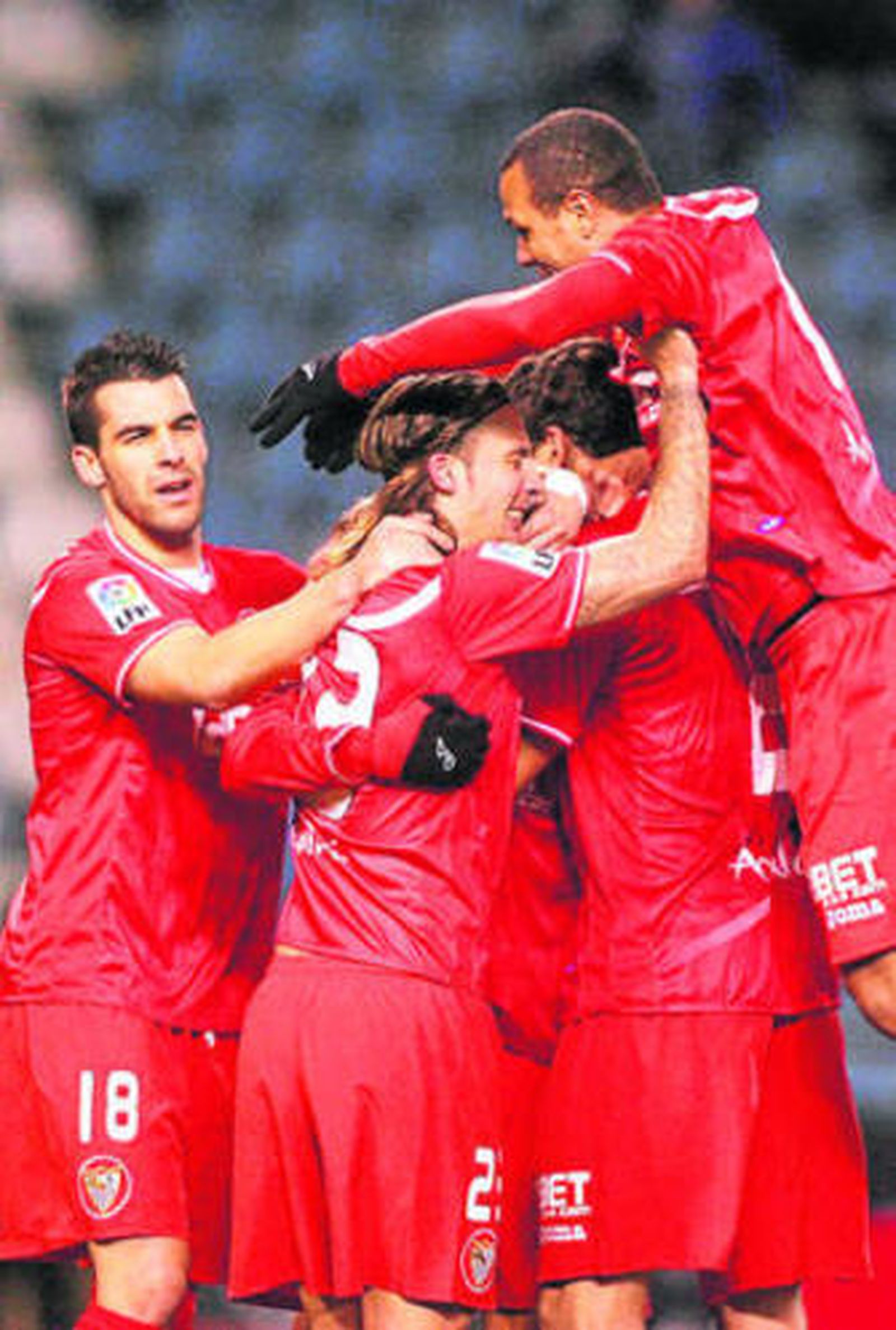 Los jugadores del Sevilla celebran el gol de Escude.
