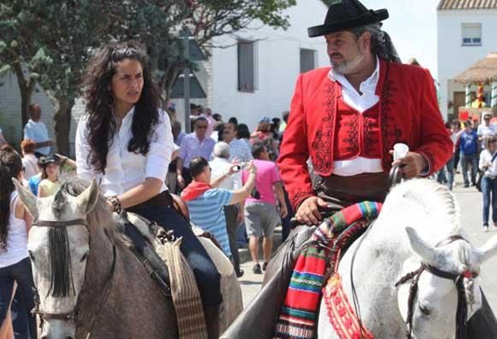Una pareja acompaña al Cristo en sus monturas

Foto: Paco Guerrero