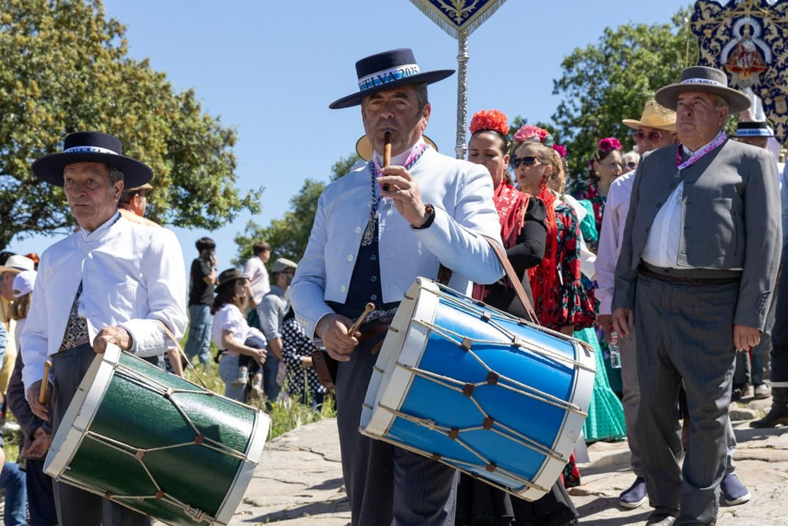 Miles de romeros acuden al encuentro de la Virgen de la Cabeza en su romería