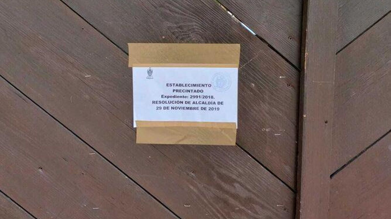 Cartel en la puerta de Maui Beach cuando fue precintado.