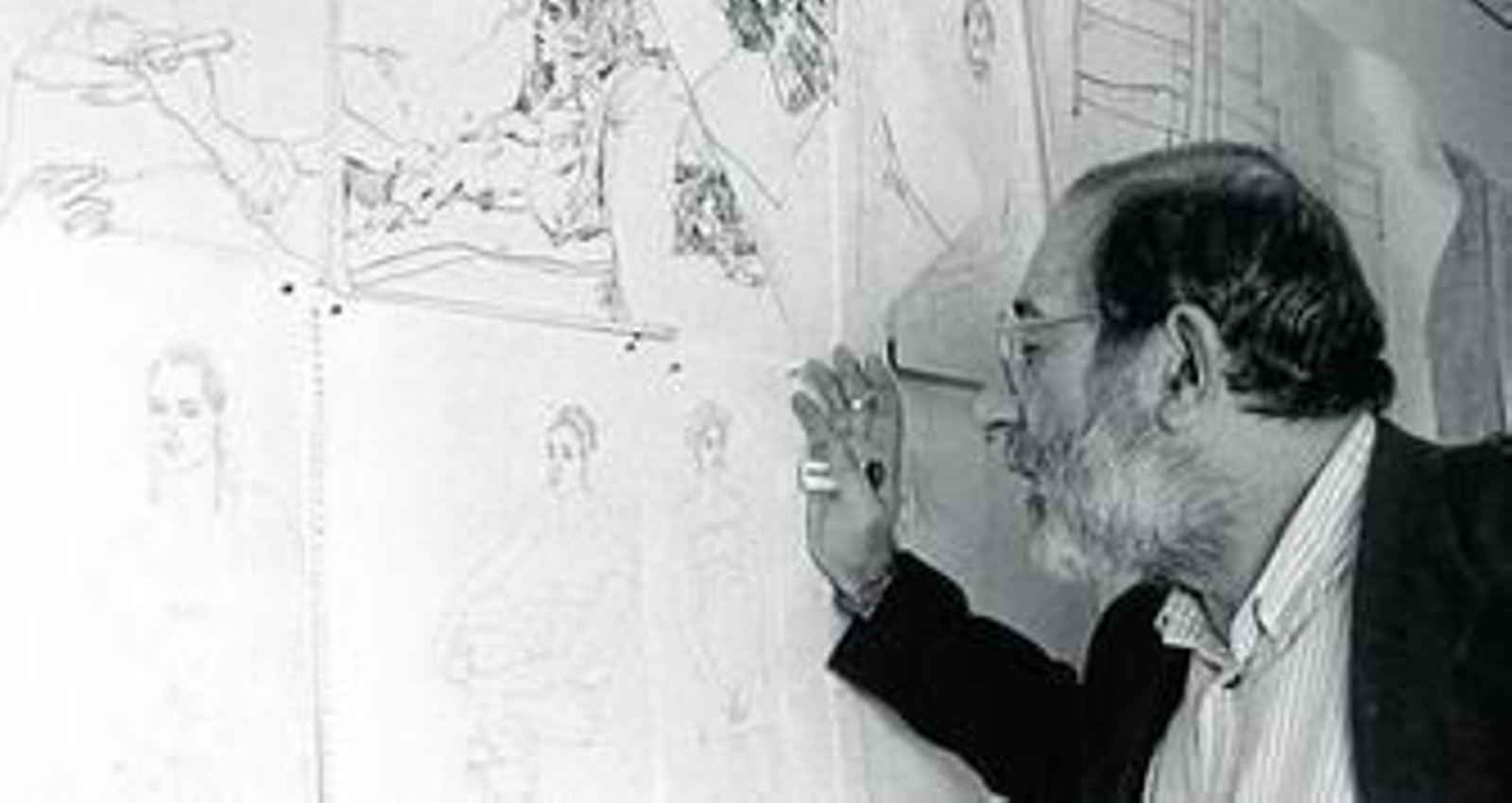 El arquitecto Siza, junto a sus dibujos.