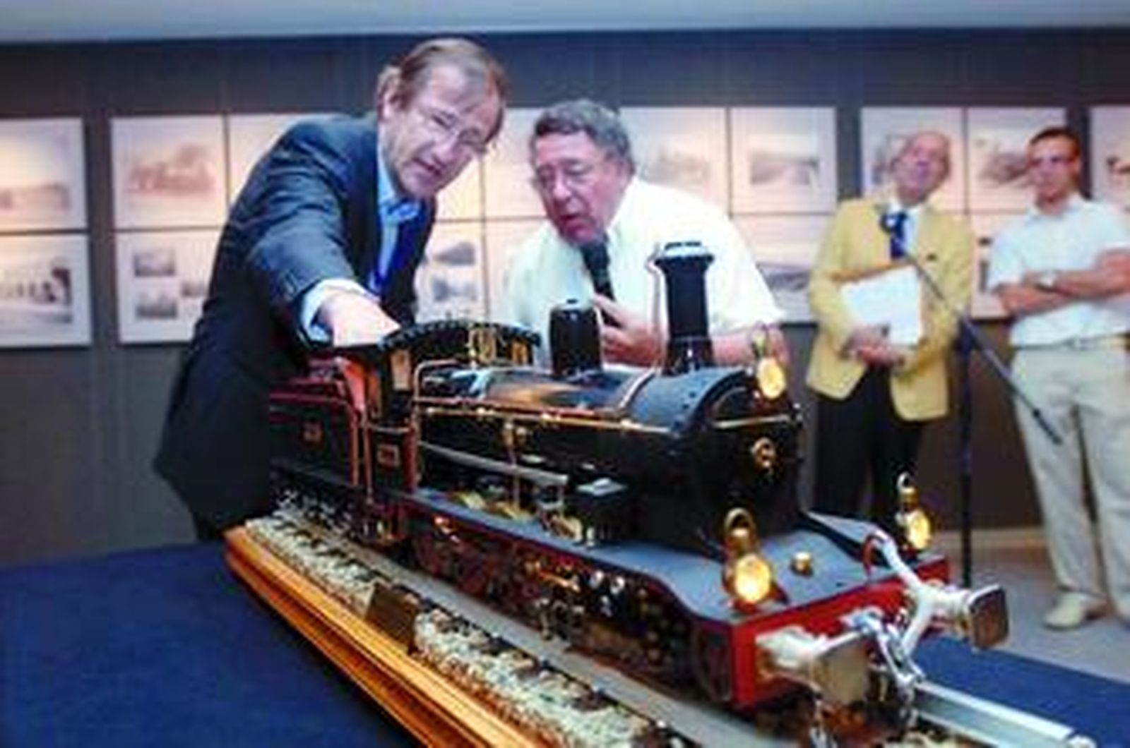 Francisco Melero muestra una de las maquetas de los trenes de vapor al director del Parque de las Ciencias, Ernesto Páramo.