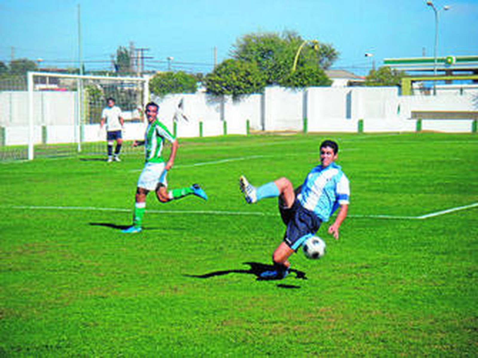 El algecireño Julio Cabello corta un balón, ayer en Valverde.