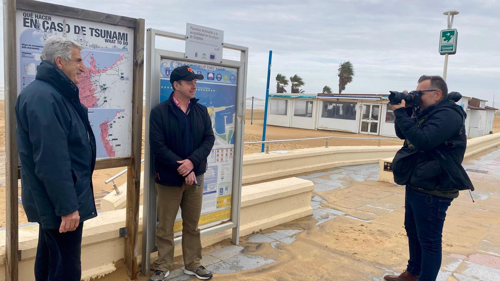 El alcalde de Chipiona Luis Mario Aparcero, y al técnico municipal responsable del programa Tsunami Ready, Paco Castro en un momento de la entrevista concedida a The Guardian.