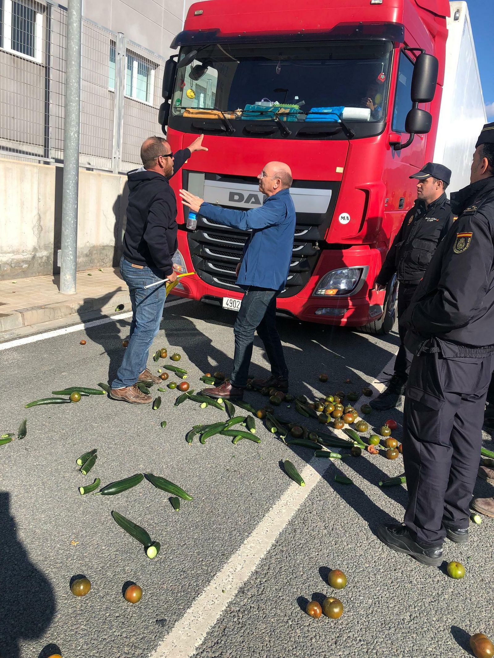 Agricultor delante de un camión en el Puerto de Motril, impidiéndole el paso.