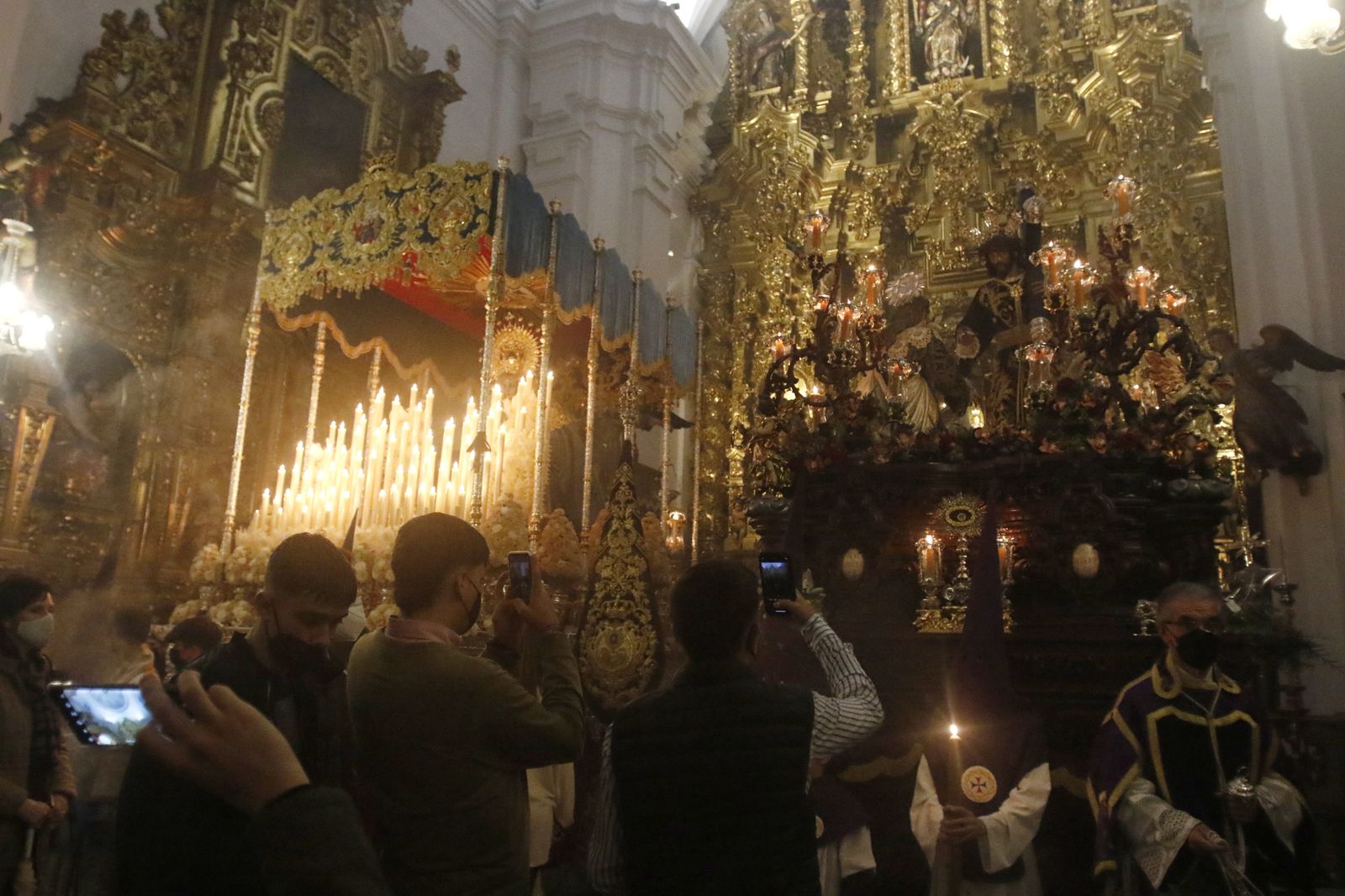 Las imágenes de impotencia en la Trinidad: la Santa Faz suspende su procesión en Córdoba