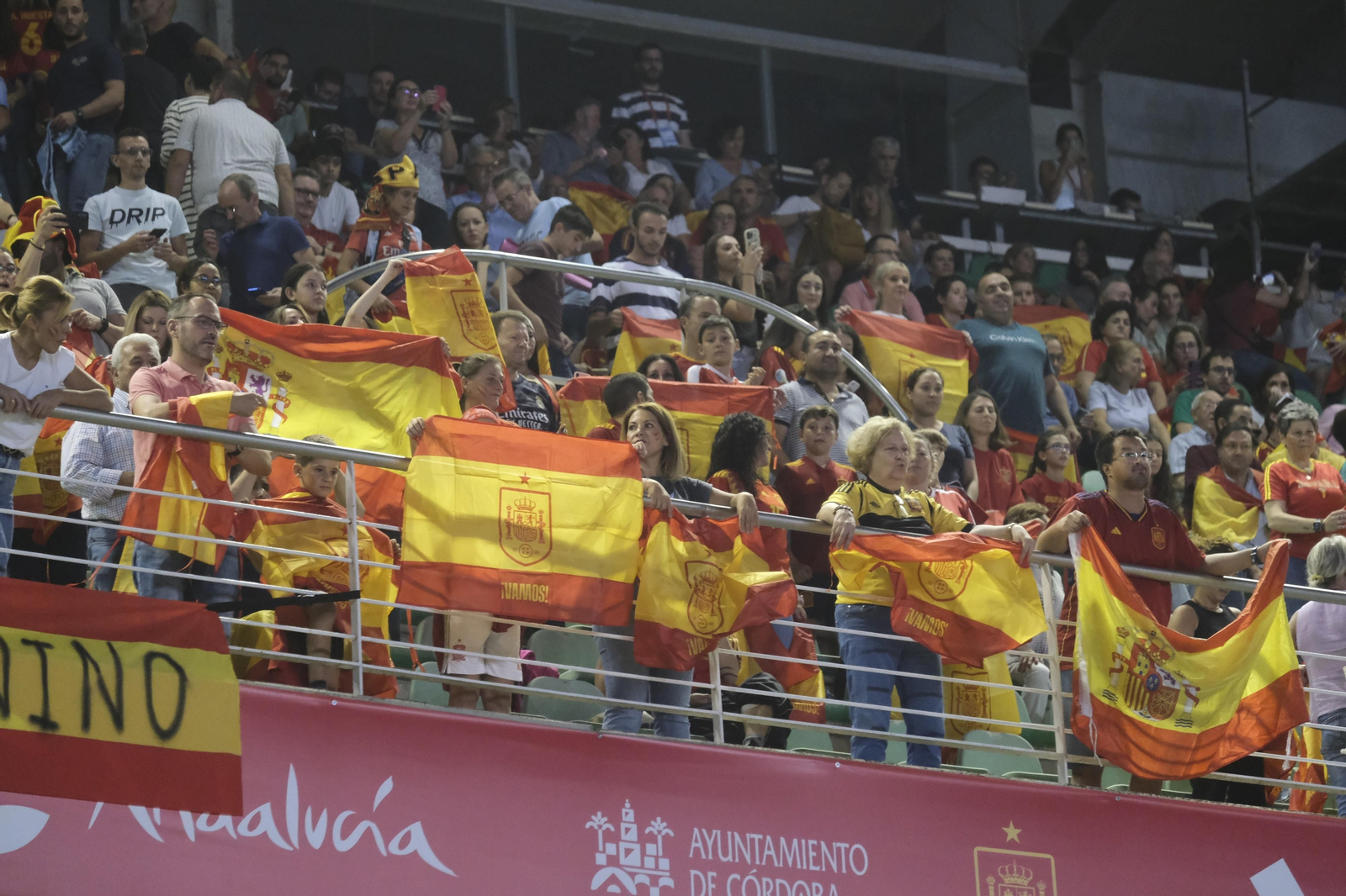 Las mejores fotos del ambiente en El Arcángel para el España - Suiza