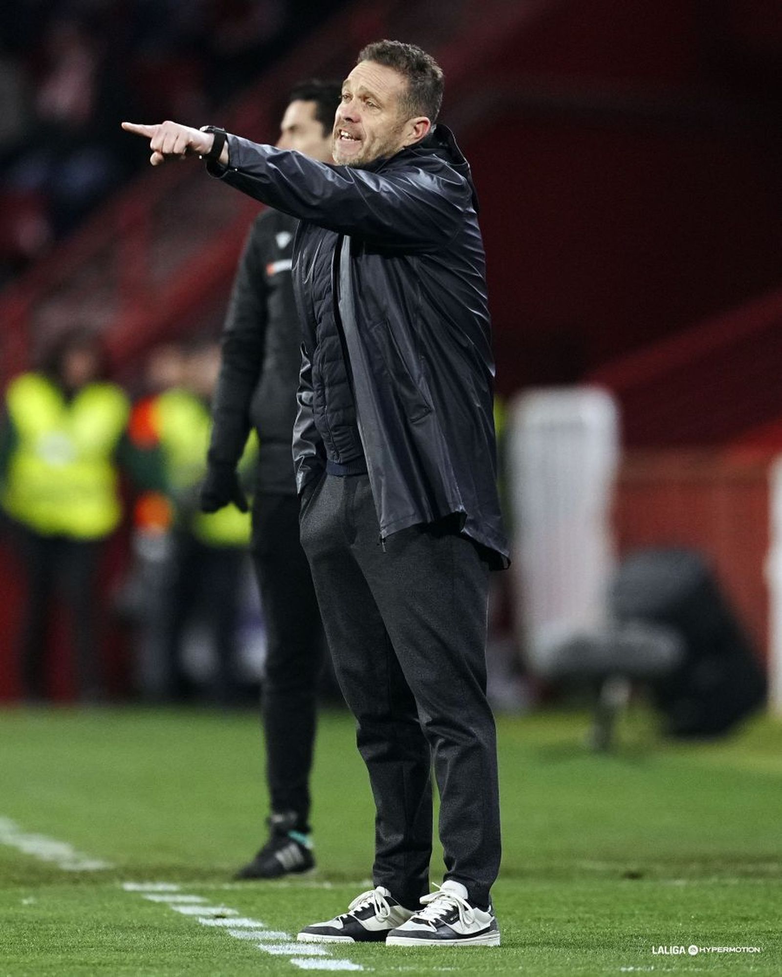 Tevenet dirigiendo a sus jugadores en Los Cármenes