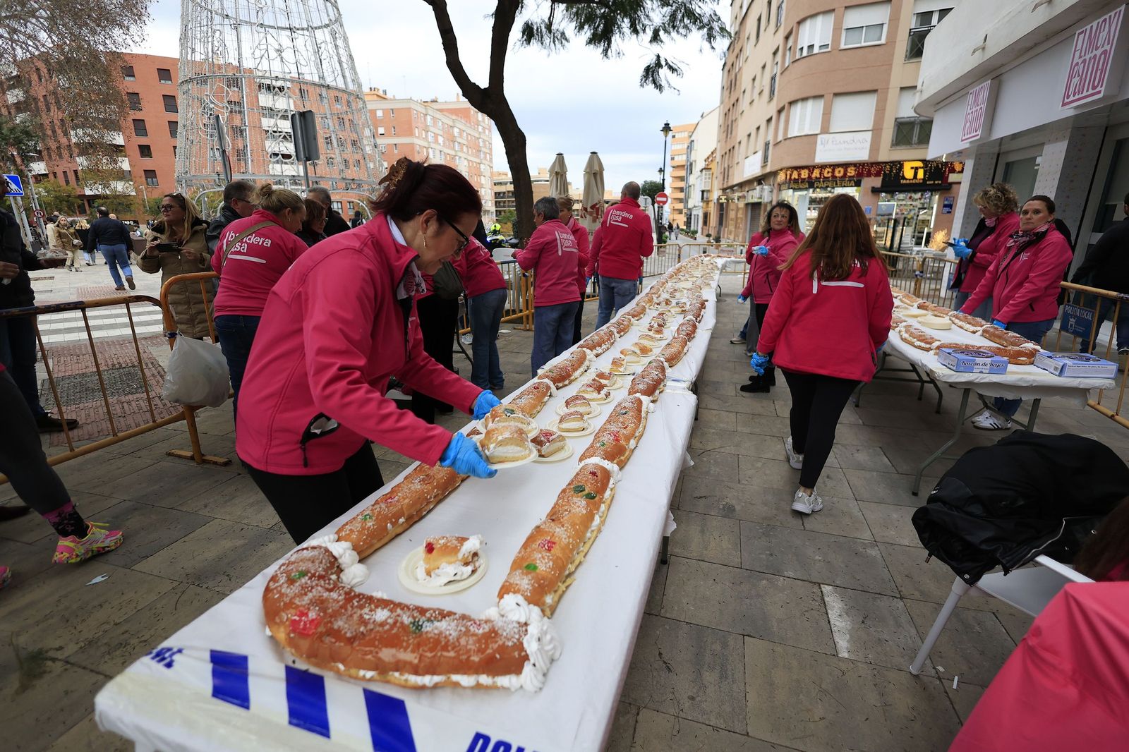 Las fotos del roscón de Reyes solidario en Algeciras