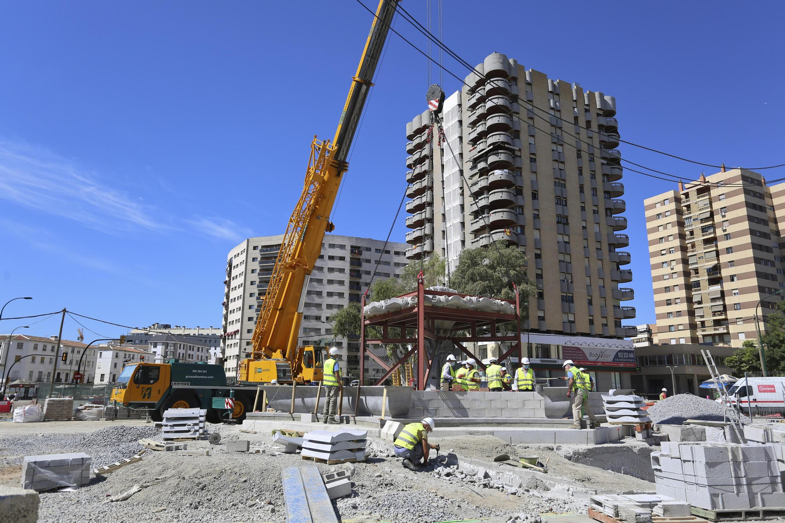Fotos de la fuente de las Tres Gitanillas, que ya luce en la Avenida de Andalucía de Málaga